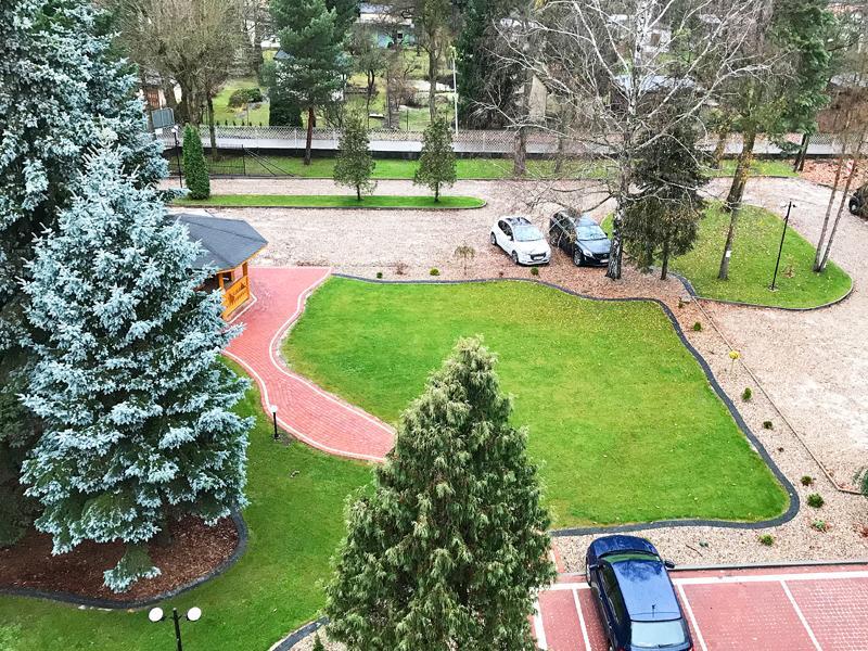 Widok z góry na zielony dziedziniec Centrum