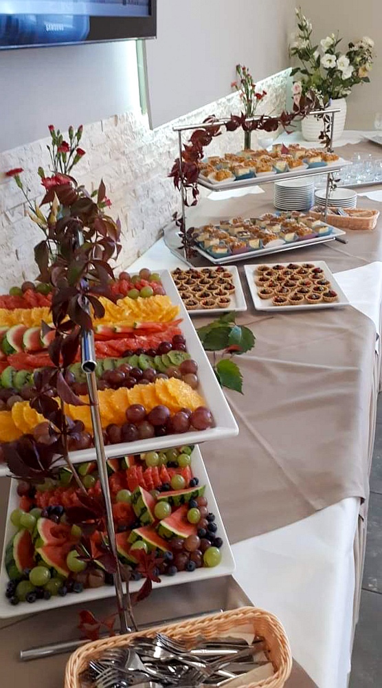 Bufet z owocami i deserami