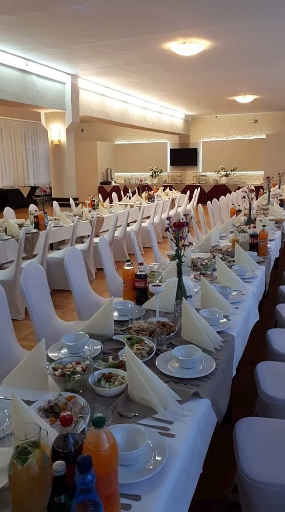 Sala bankietowa z nakrytymi stołami